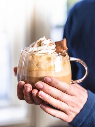 Pumpkin spice latte – dar, nebo prokletí? 🎃 Udělejte si ho podle našeho receptu a pak si utvořte názor. Je Halloween, a...